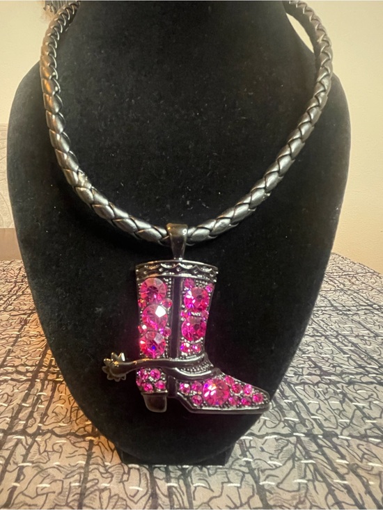 Jewelry - Y2K Vintage Fuchsia Crystal Cowboy Boot Pendant Necklace